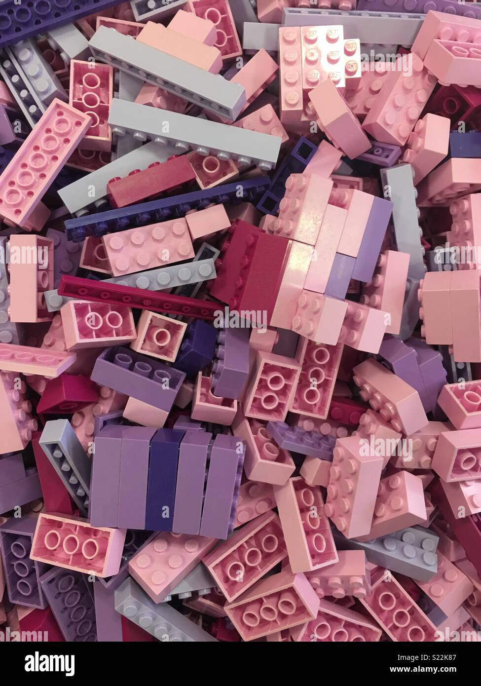 Pink lego fotografías e imágenes de alta resolución - Alamy