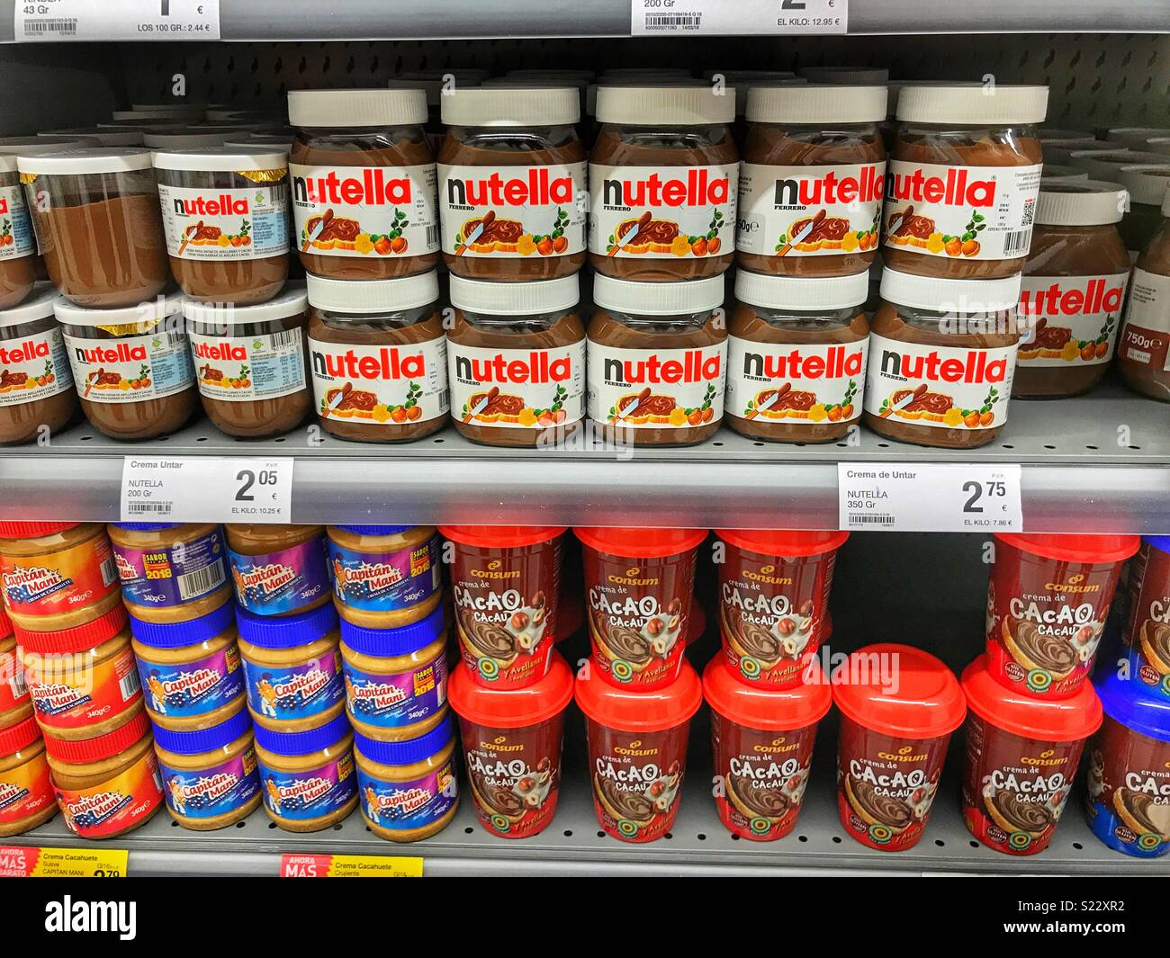 Los tarros de Nutella y otros tipos de chocolate propagación en un supermercado en España Foto de stock
