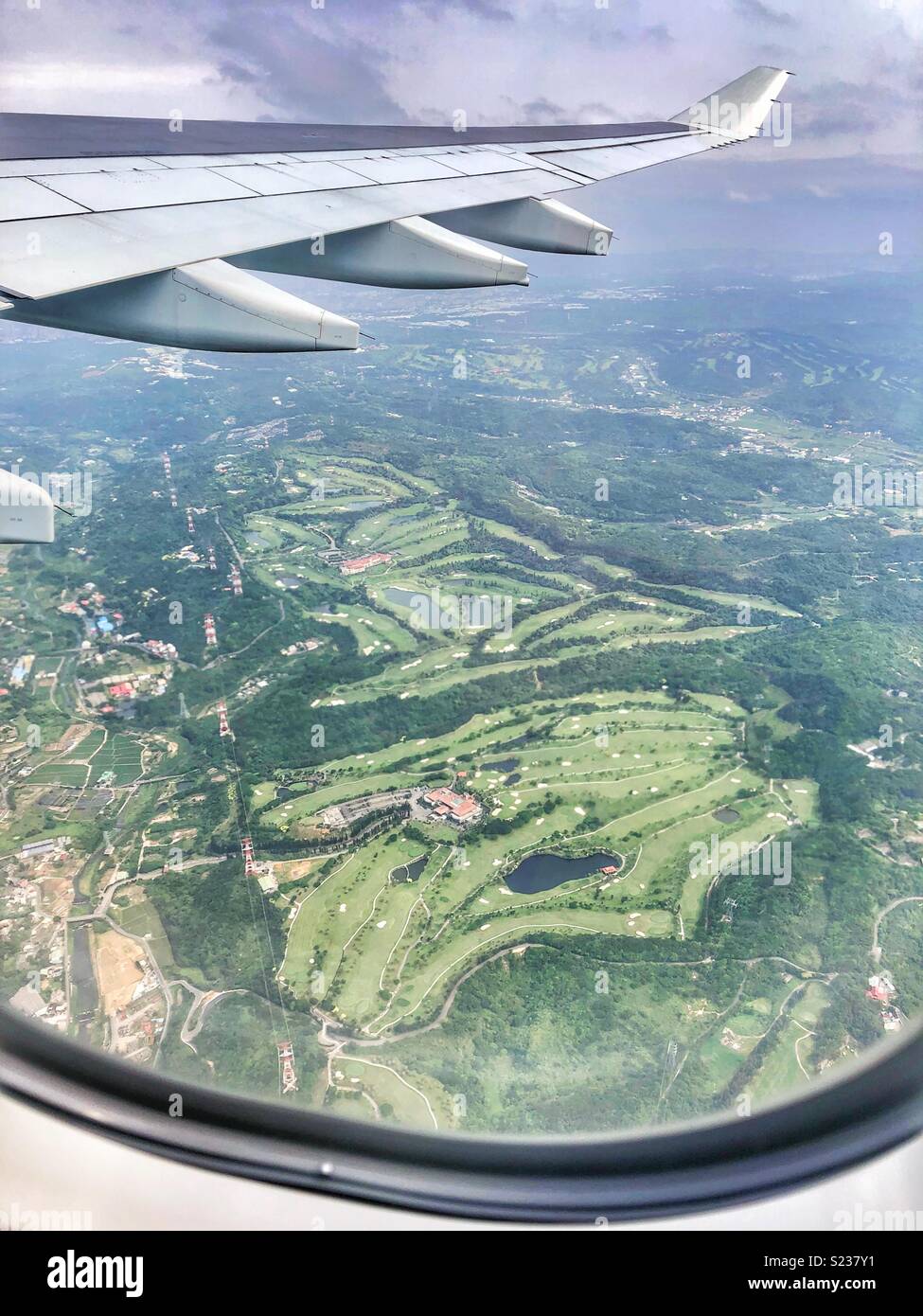 Volando sobre los campos de golf en Taiwán. Foto de stock