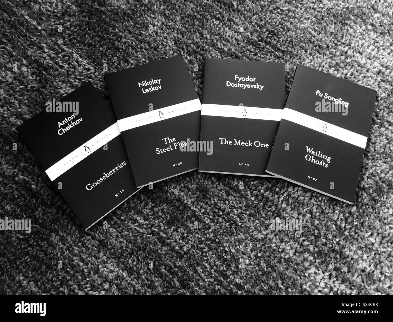 4 Penguin Classics poco negro Foto de stock