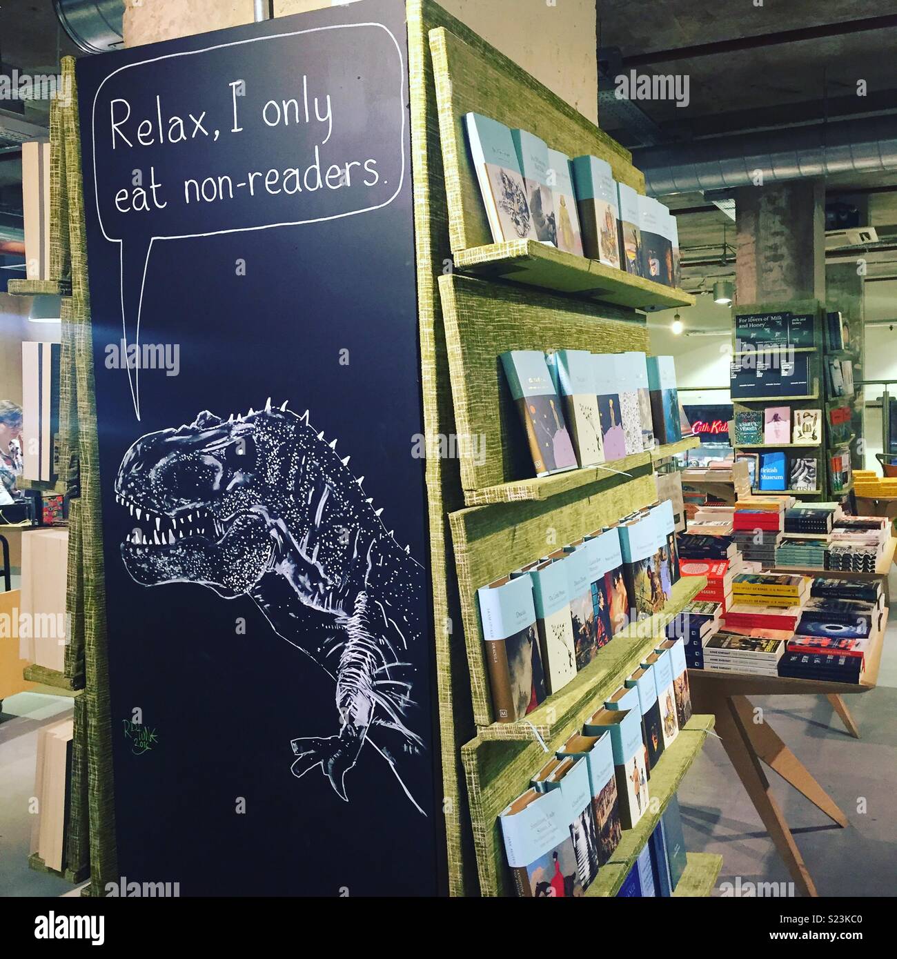 T-Rex promover un saludable hábito de lectura en una librería Fotografía de  stock - Alamy