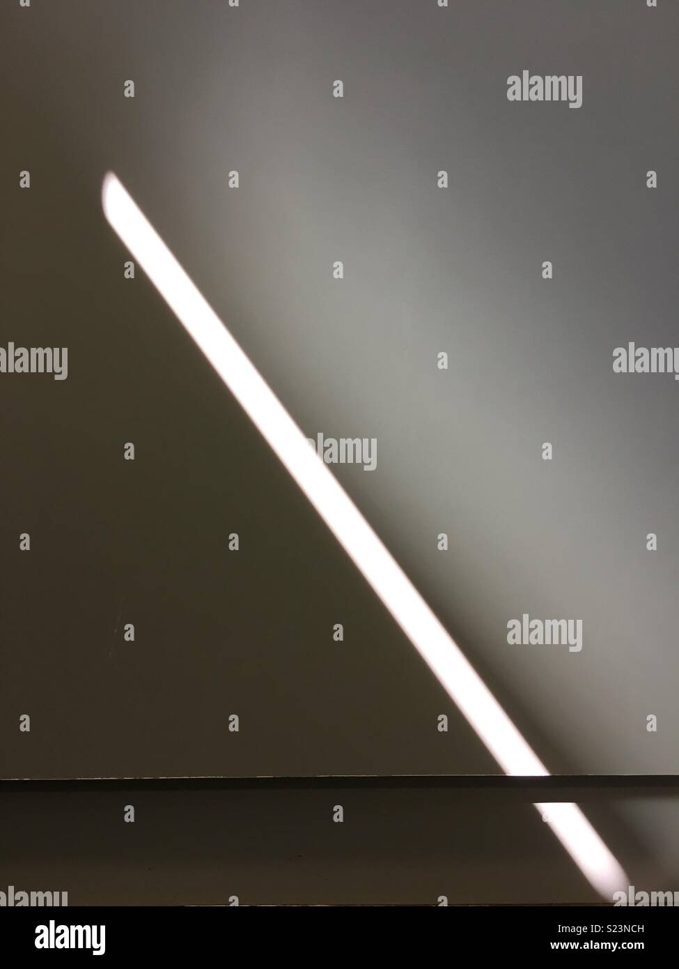 El minimalismo, gris con luz flash Foto de stock