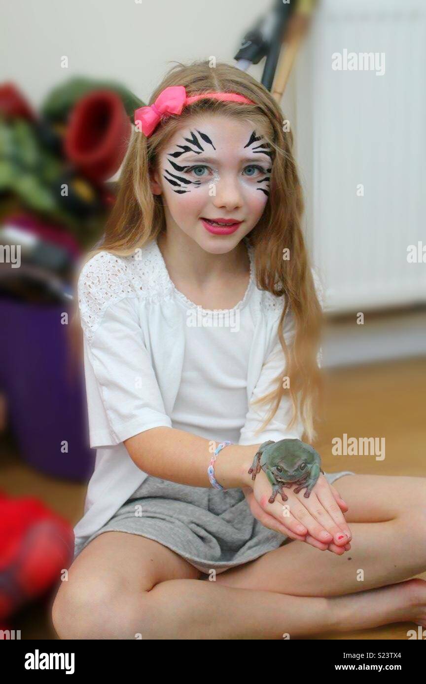 Girl with animal face paint fotografías e imágenes de alta resolución -  Página 3 - Alamy