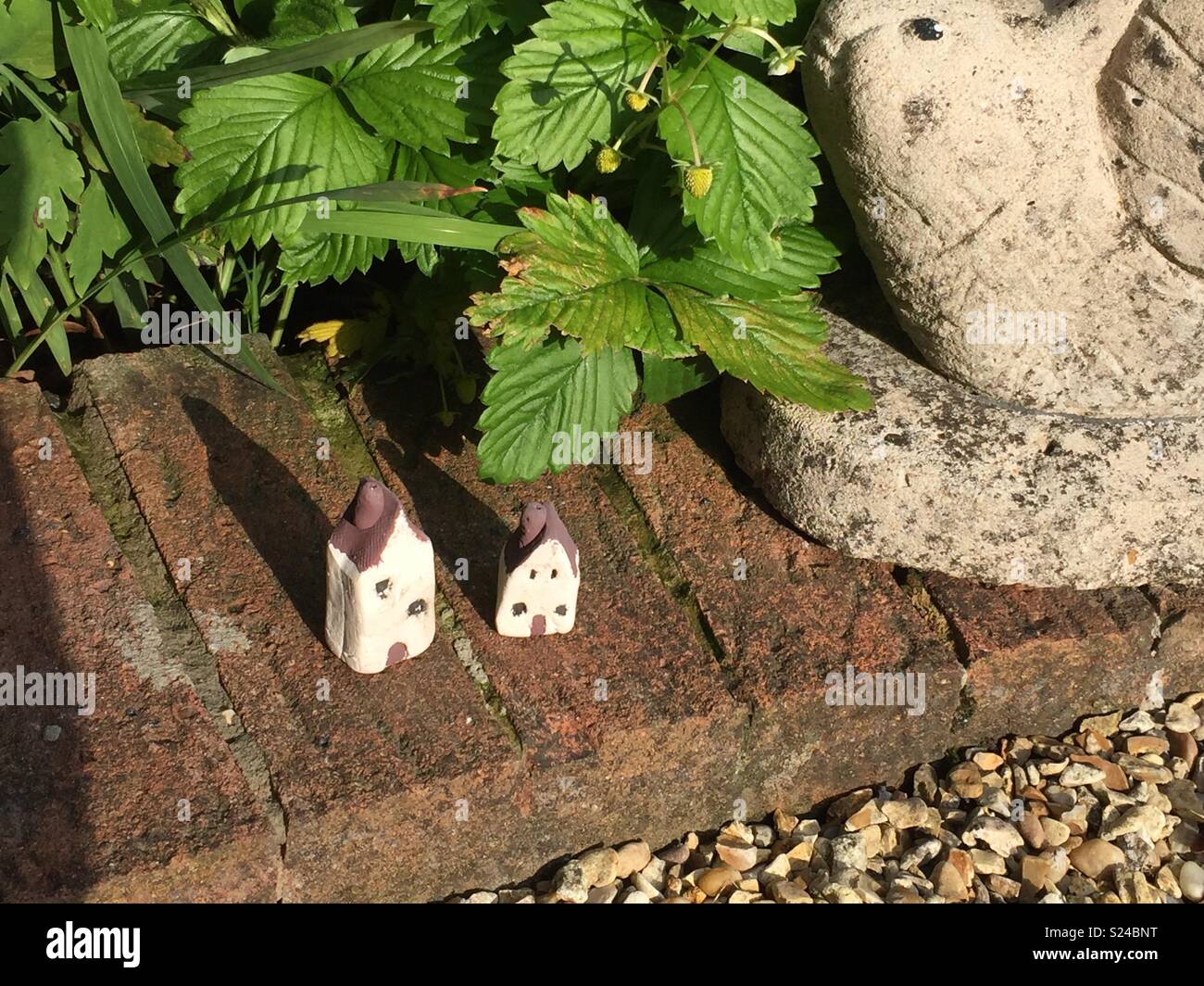 Hay Hadas que viven en estas casas en nuestro jardín. West Yorkshire, Inglaterra. Foto de stock