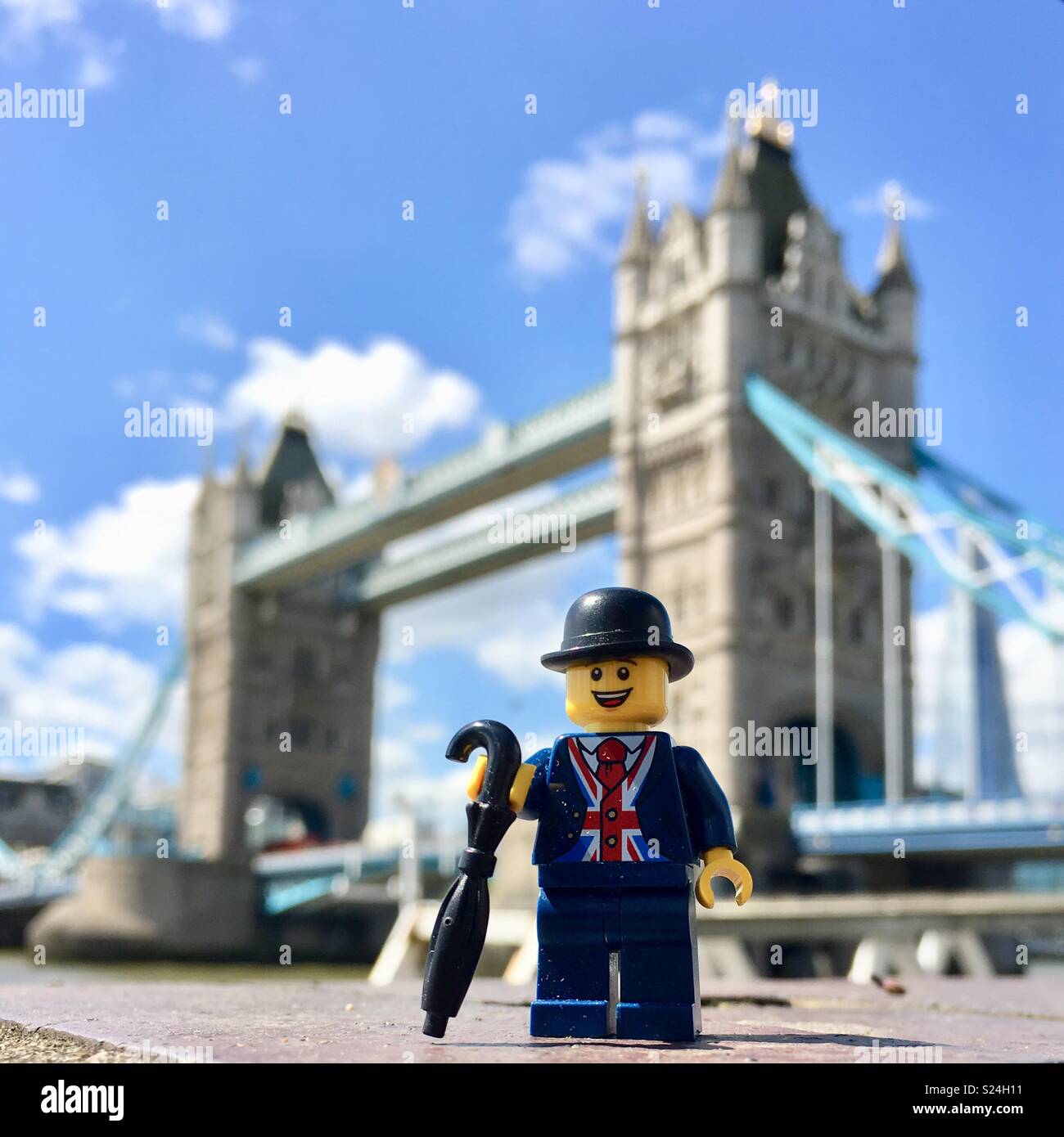 Británico minifigure LEGO en el Tower Bridge en Londres, Inglaterra, Reino  Unido Fotografía de stock - Alamy