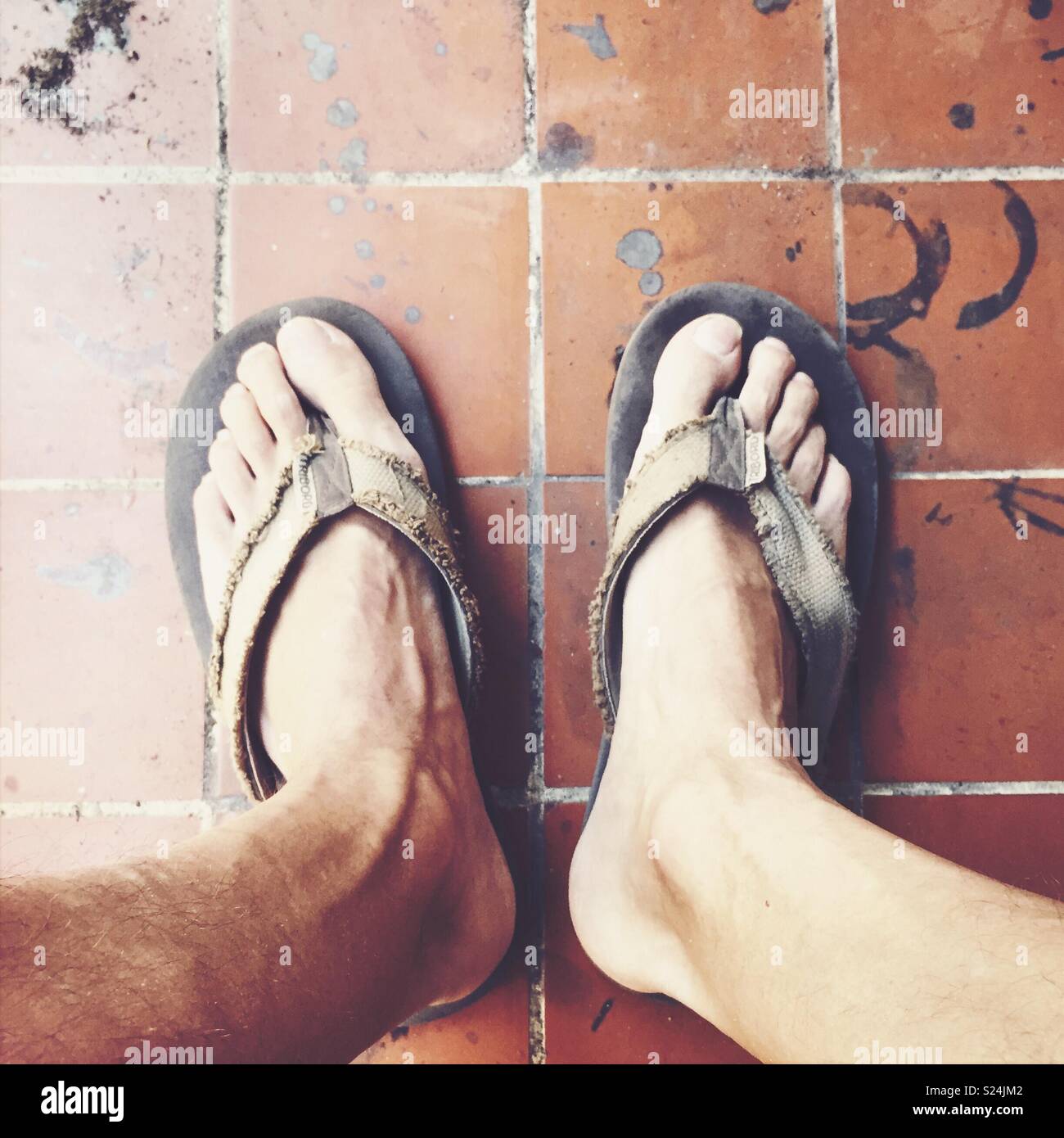 Pies con chanclas Fotografía de stock - Alamy