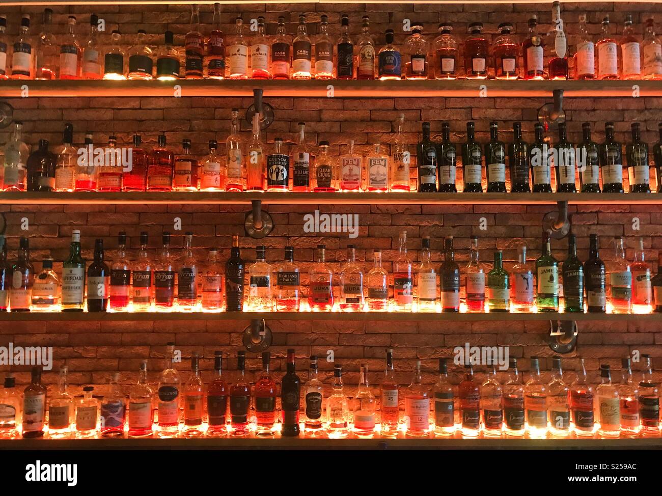 Muro de whisky en un whiskey bar en Amsterdam, Países Bajos. Foto de stock