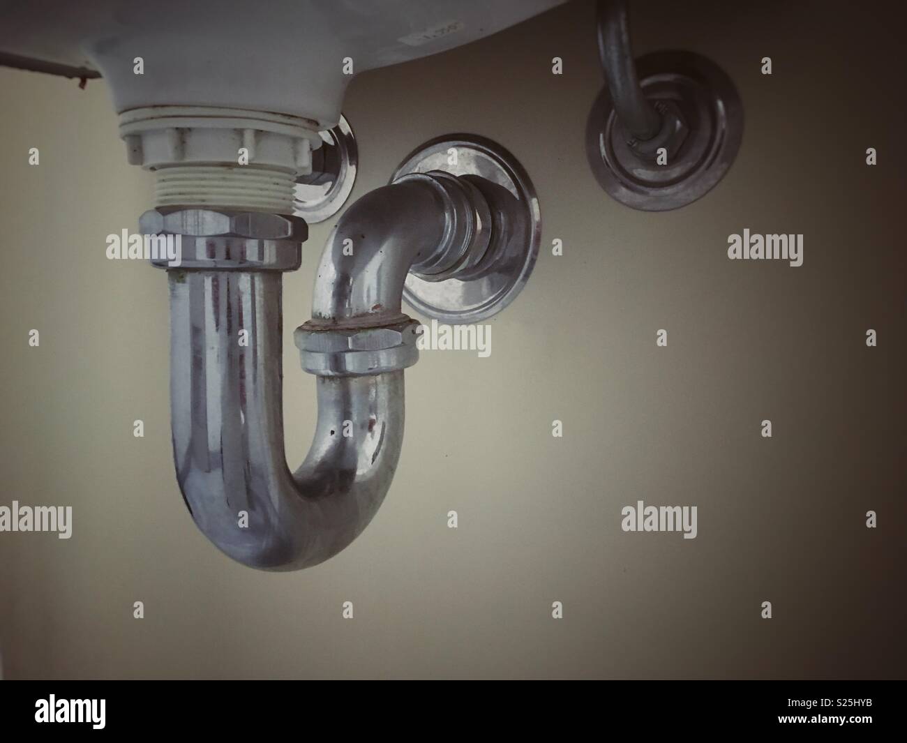 Los tubos de agua en un lavabo del baño Fotografía de stock - Alamy