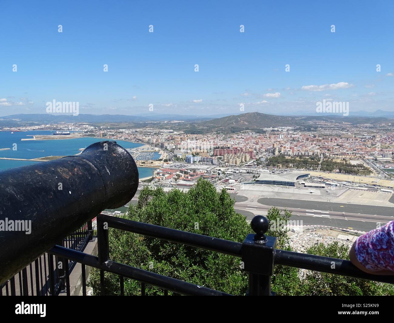 Viejo cañón defender Gibraltar con España en el fondo Foto de stock