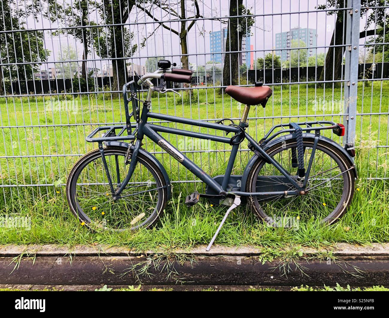 Bicicleta estacionada a un lado Foto de stock