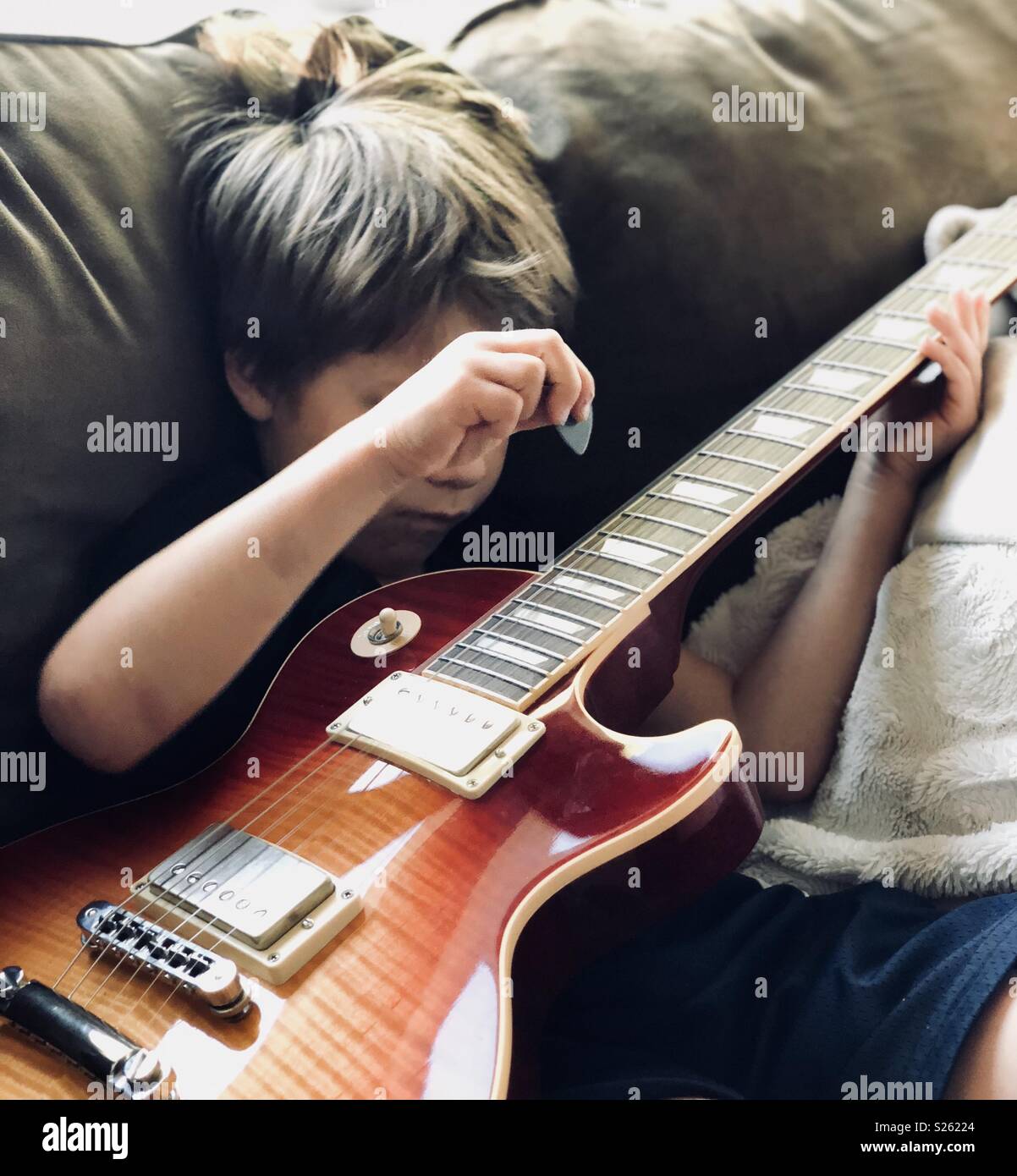 Chico tocando la guitarra eléctrica Fotografía de stock - Alamy