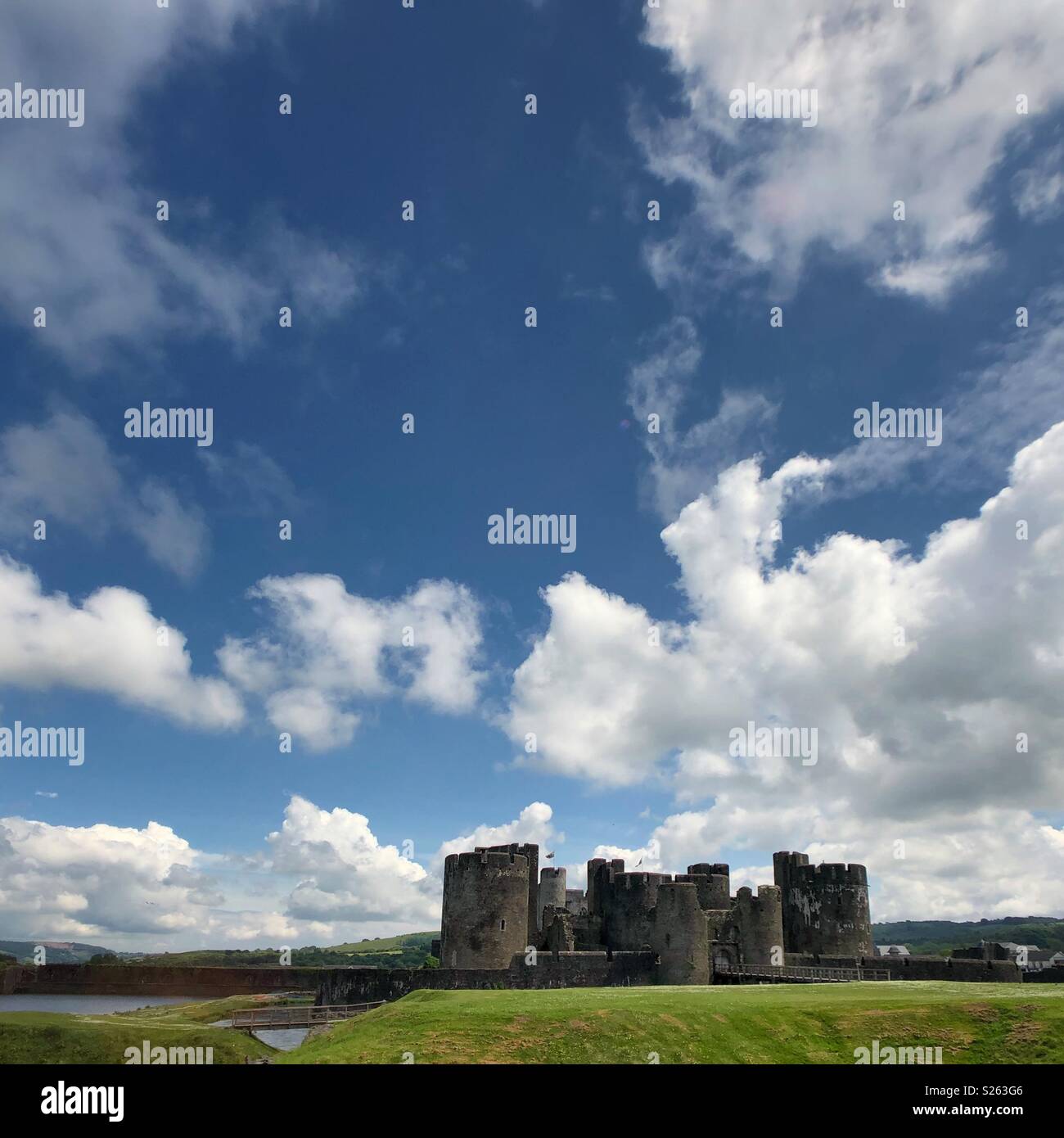 Caerphilly castillo con un big sky Foto de stock
