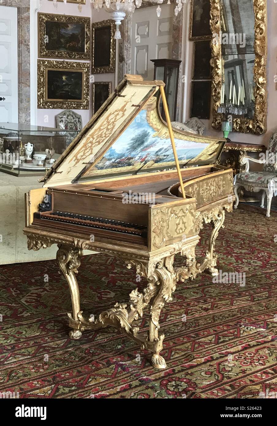 Piano en el palacio de Isola Bella, una de las Islas Borromeo , de Italia  Fotografía de stock - Alamy