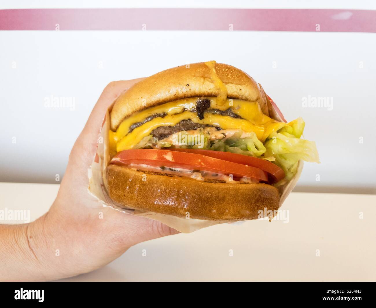 Un "animal" de estilo double cheeseburger en en-N-out en California, Estados Unidos. Foto de stock