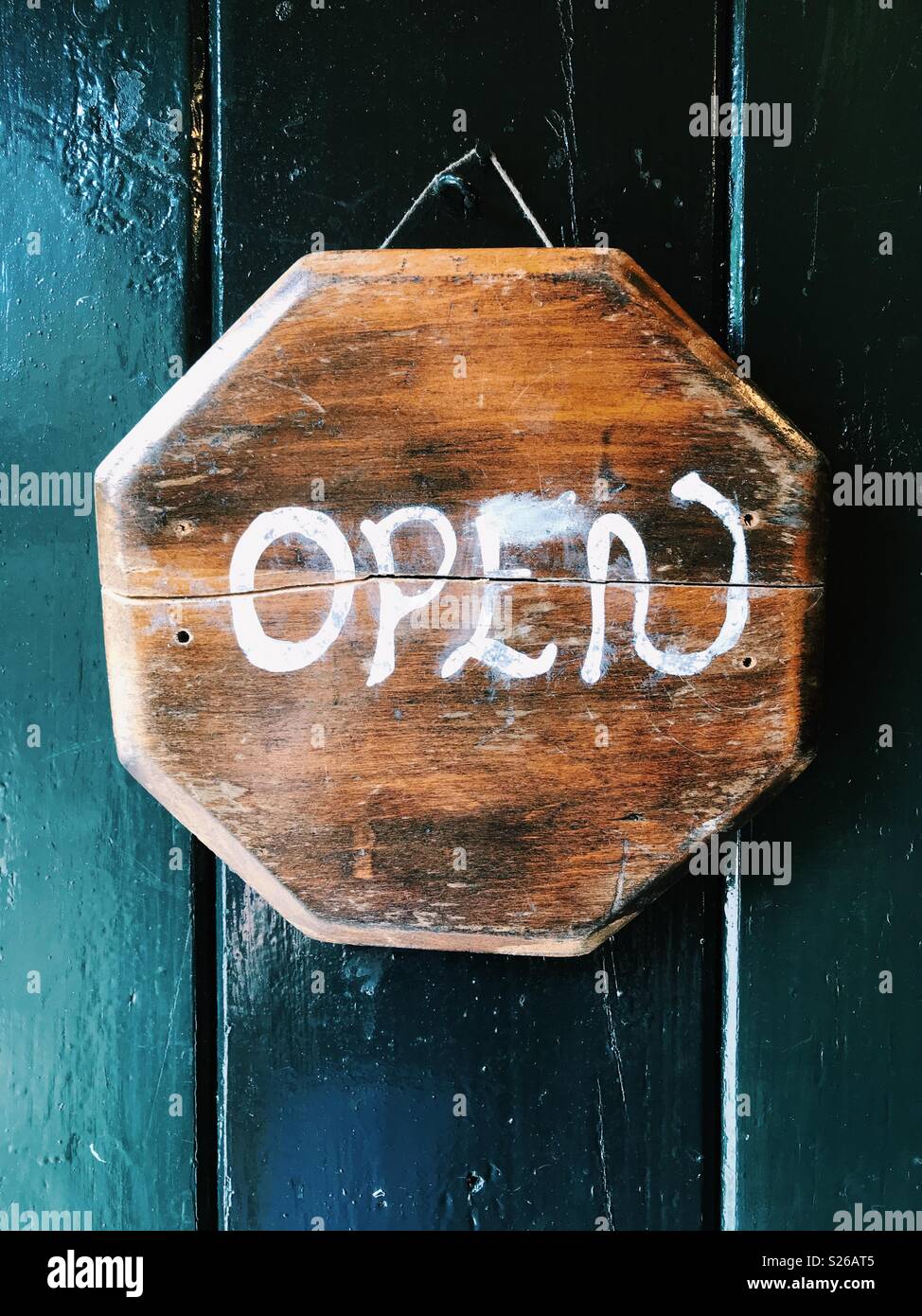 Abierto un letrero en la puerta de un pub en Inglaterra. Foto de stock