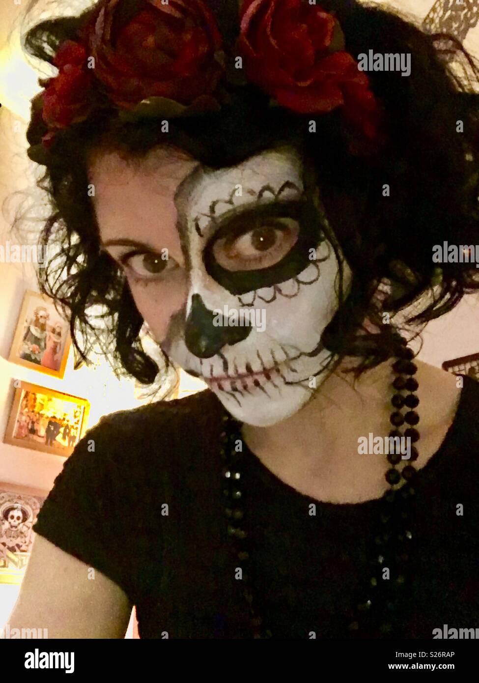Asimilación aprender fábrica Pintura facial en la mujer mexicana para las celebraciones del Día de los  Muertos Fotografía de stock - Alamy
