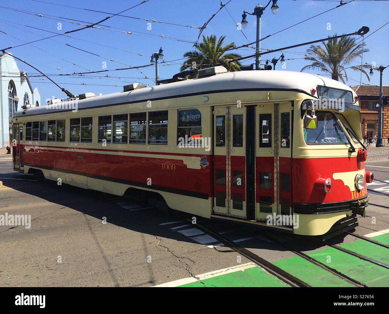 Tranvía antiguo coche de la calle en San Francisco. Transporte público rojo Foto de stock