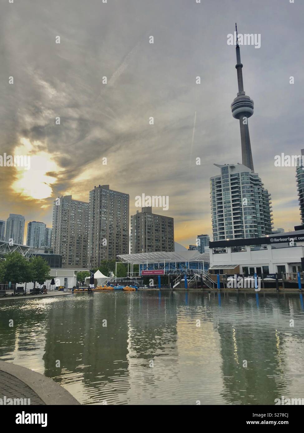 Vista de la Torre CN desde el Waterfront Trail en Toronto. 2018 Jun. Foto de stock