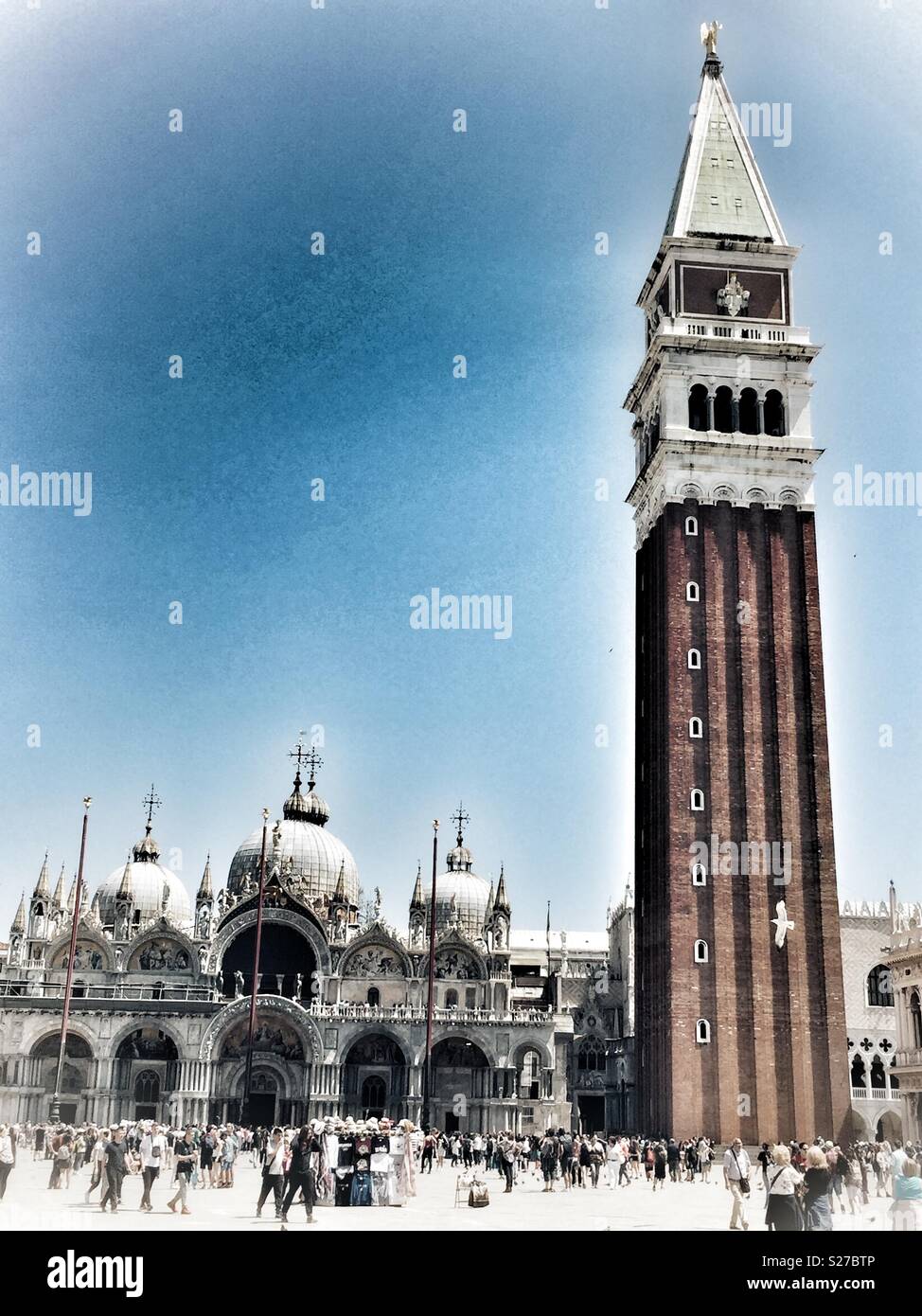 Piazza San Marco de Venecia con el Campanile de San Marcos, el Campanario de la Basílica de San Marcos en primer plano. Foto de stock