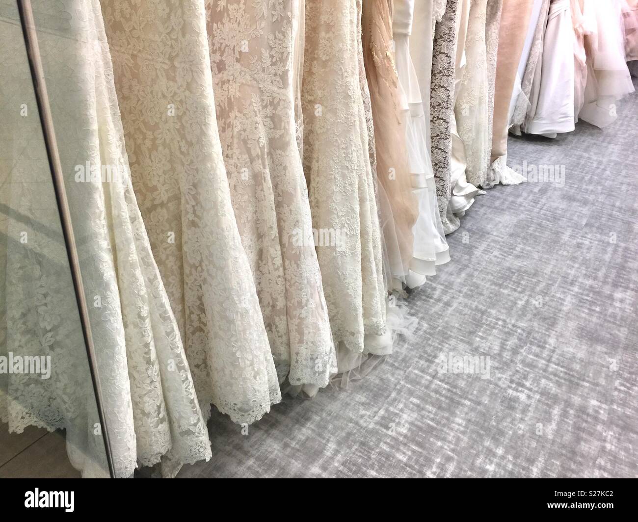Rack de vestidos de novia en una tienda. Foto de stock
