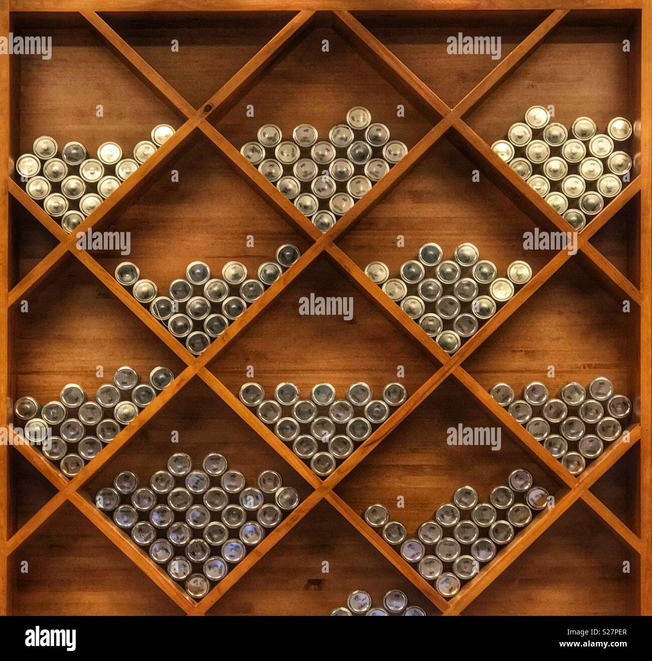 Madera de tamaño pared especiero con metal tarros de especias Fotografía de  stock - Alamy