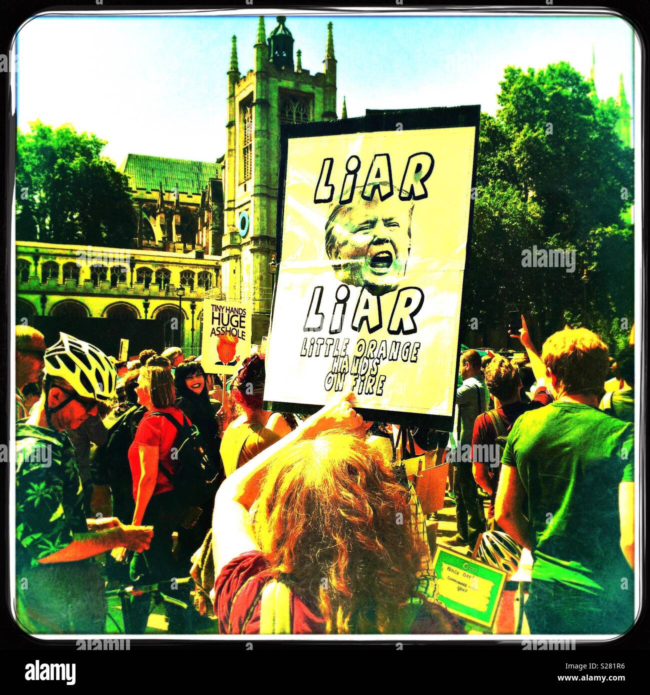 Cartel con "Mentiroso mentiroso poco de color naranja con las manos en el fuego" en una protesta anti-Trump, Parliament Square, Londres Foto de stock
