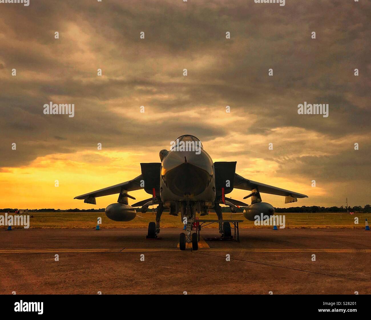 Aviones de combate Tornado al atardecer Foto de stock
