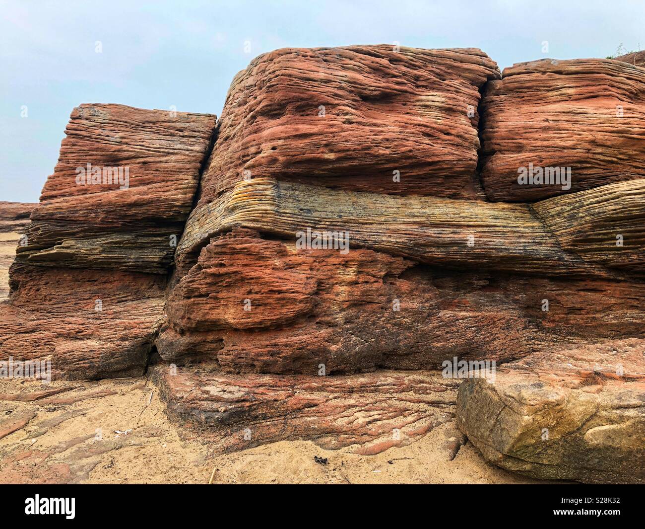 Cerca de las formaciones rocosas de arenisca en Red Rocks, West Kirby, Wirral por el río Dee. Foto de stock