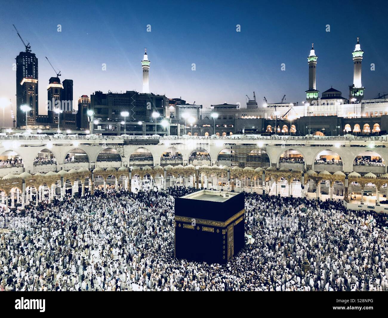 La gente visita masjidil haram para peregrinar Foto de stock