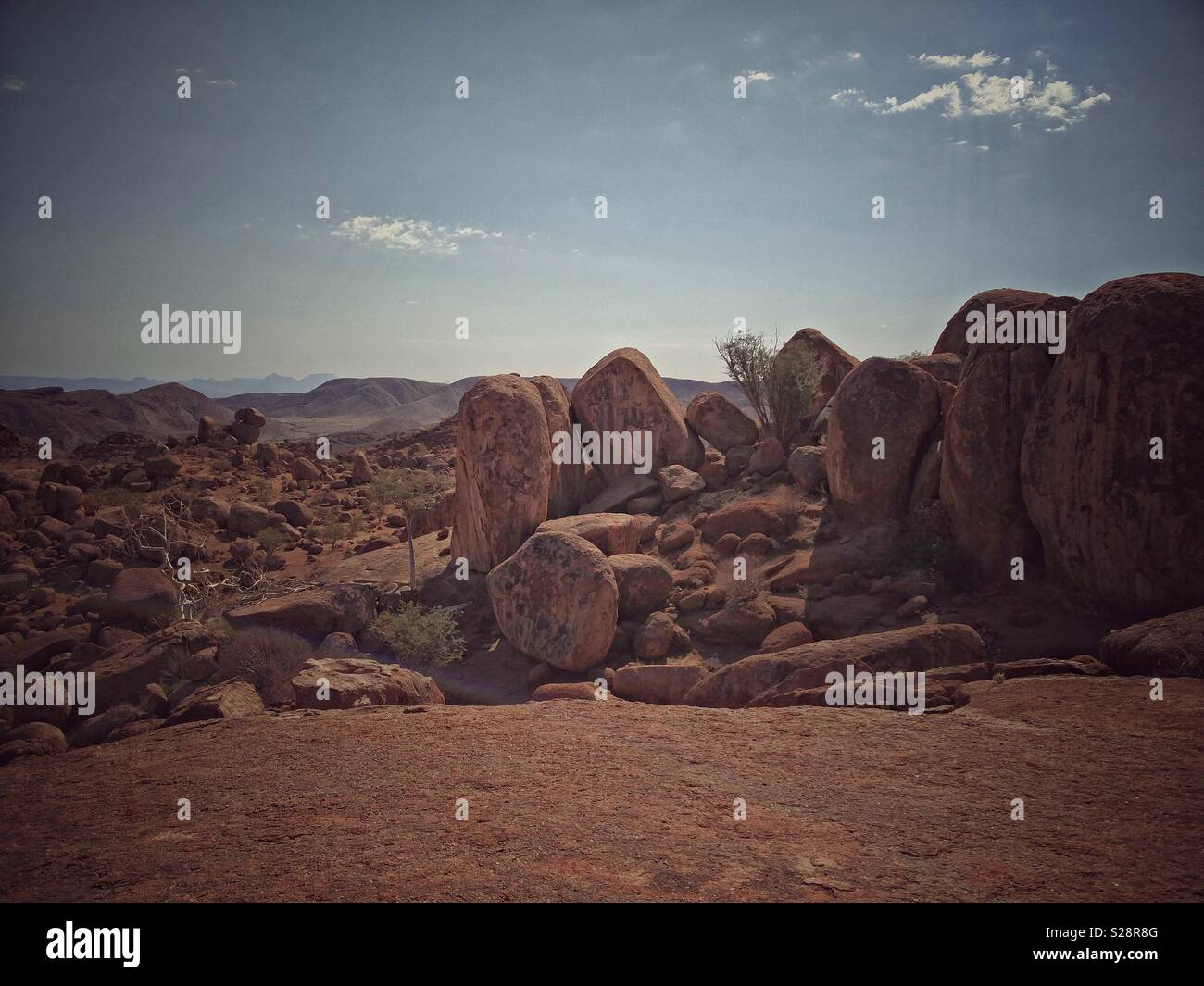 Formaciones rocosas y paisajes de Namibia con rayos crepusculares a través de las nubes. Foto de stock