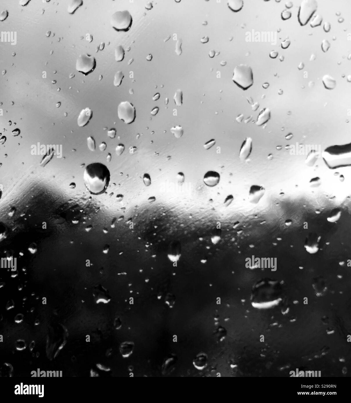 La lluvia en la ventana. Muy triste mirando Fotografía de stock - Alamy