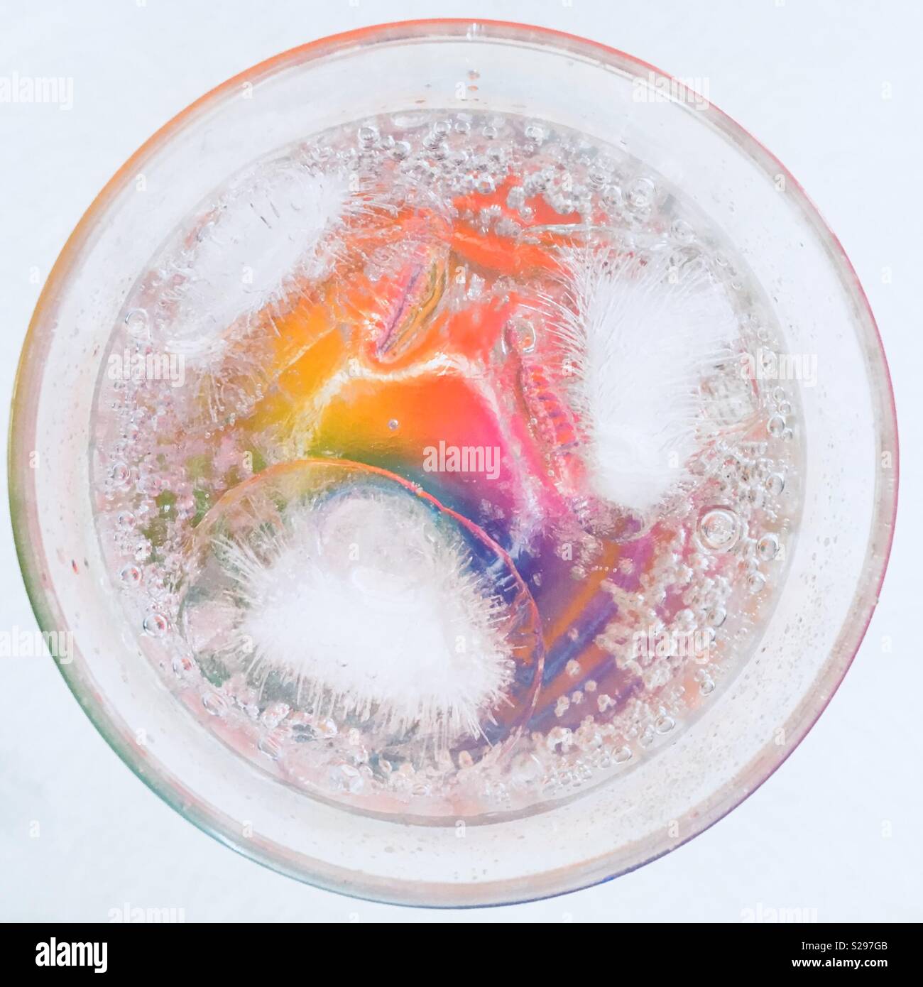 Gin Tonic desde arriba en un cristal arcoiris Foto de stock