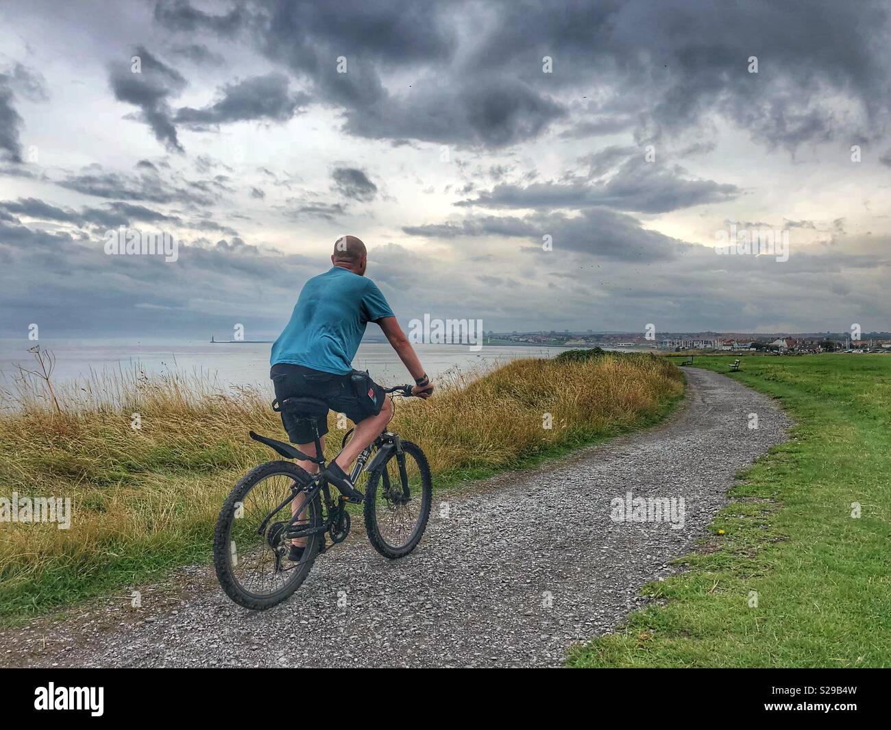 Ciclismo en la costa Foto de stock