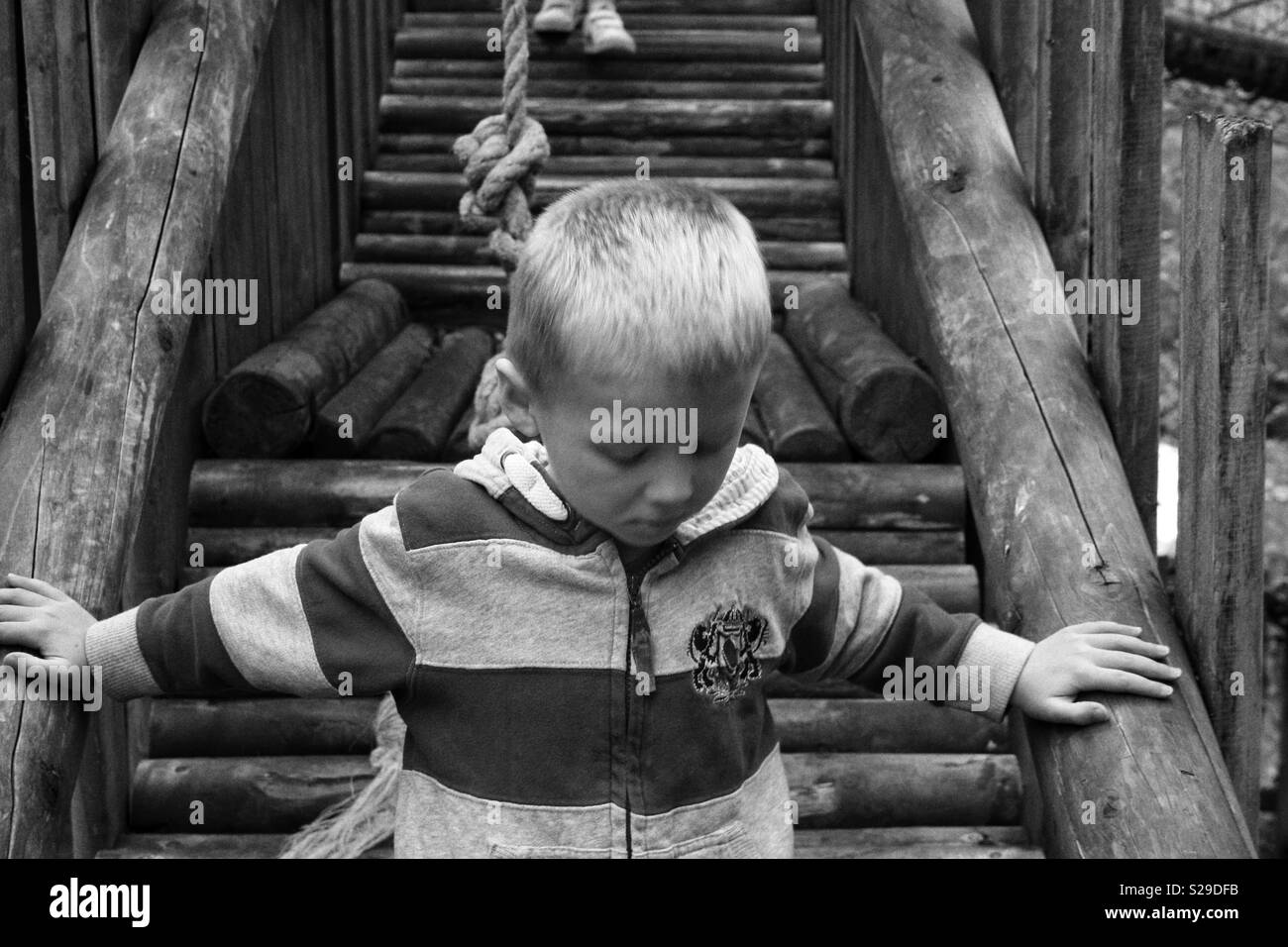 Boy escalada en equipos de juegos de madera Foto de stock