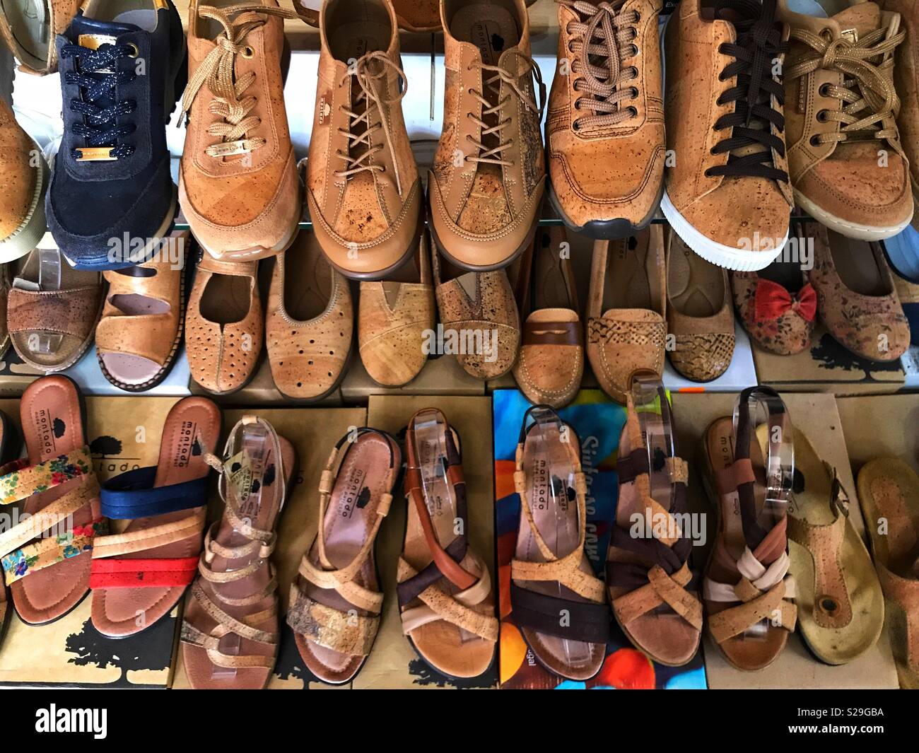 Los zapatos de corcho, souvenir de Madeira, Portugal Fotografía de stock -  Alamy