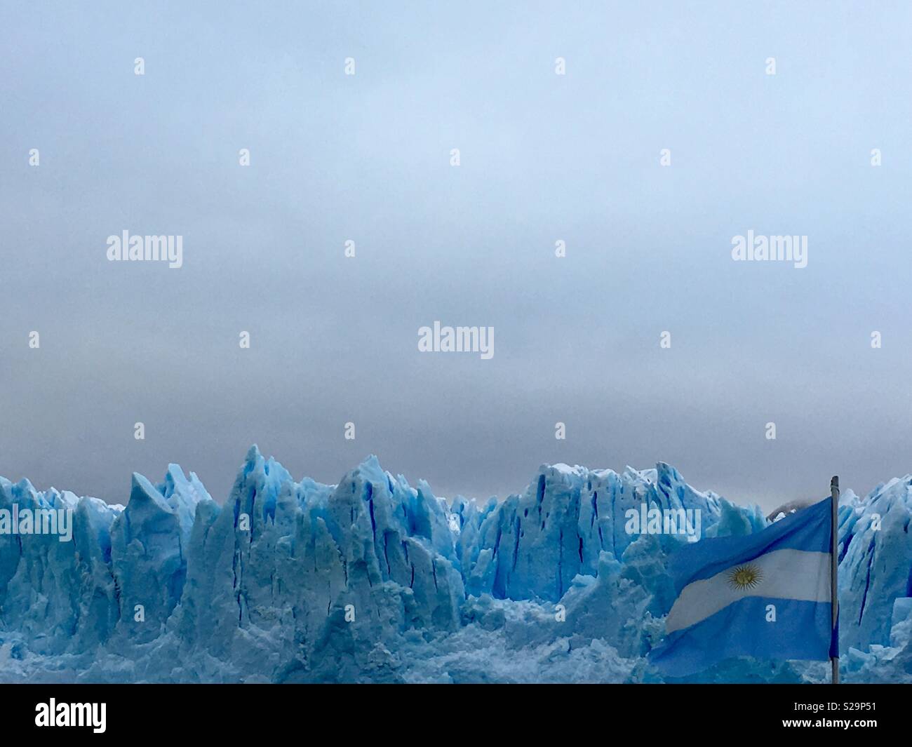 Glaciar Perito Moreno Con Bandera Argentina Fotografia De Stock Alamy