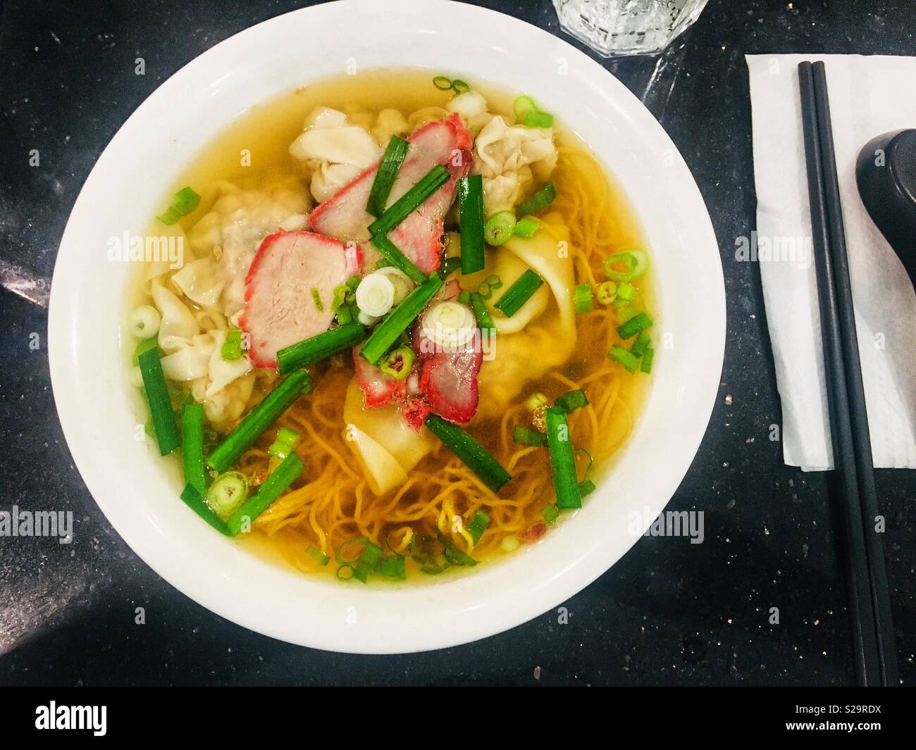 Dumpling wonton y sopa de fideos de huevo en Luong Hai Ky Restaurant Foto de stock