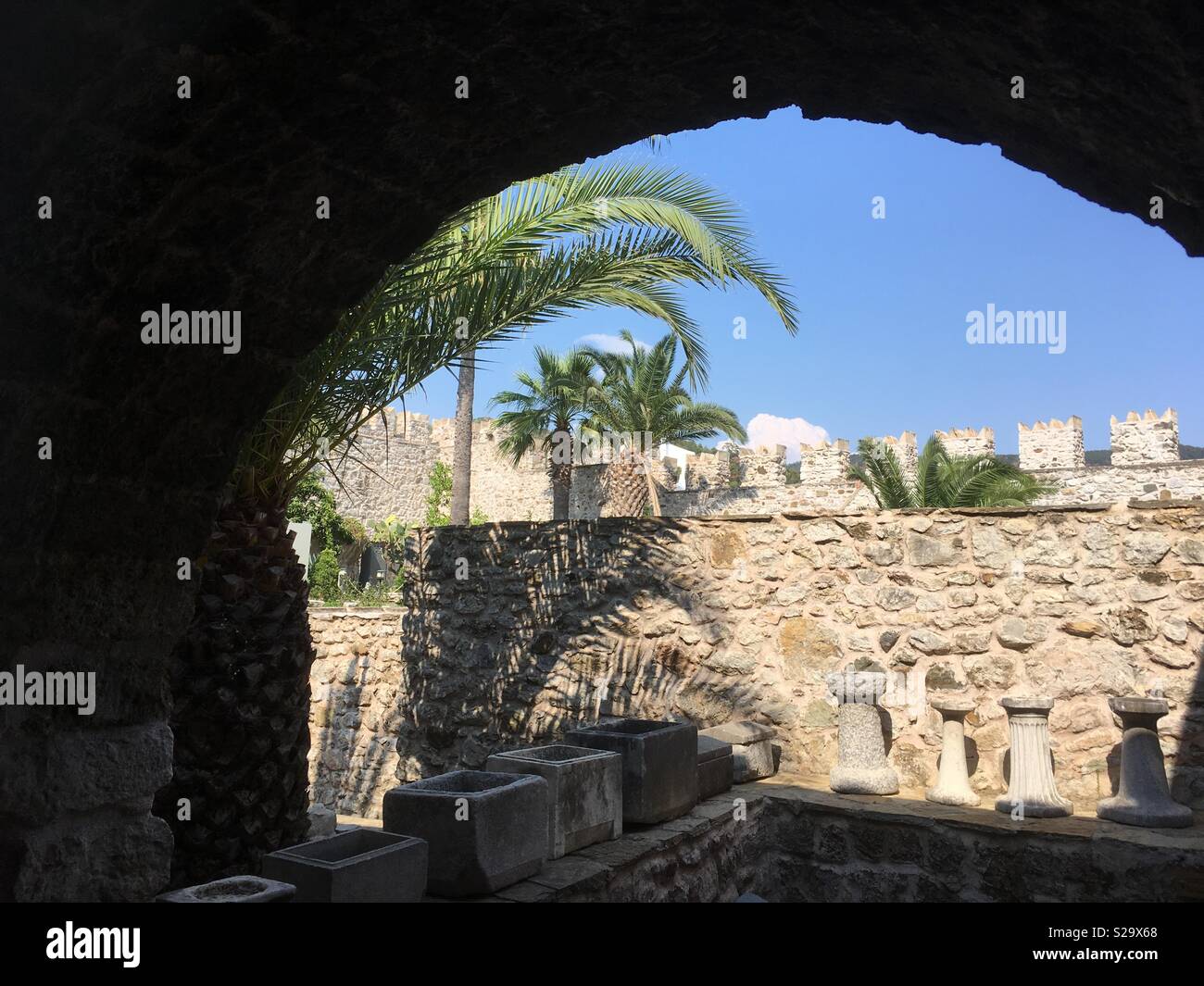 La vista a través del arco en Marmaris Castle Foto de stock
