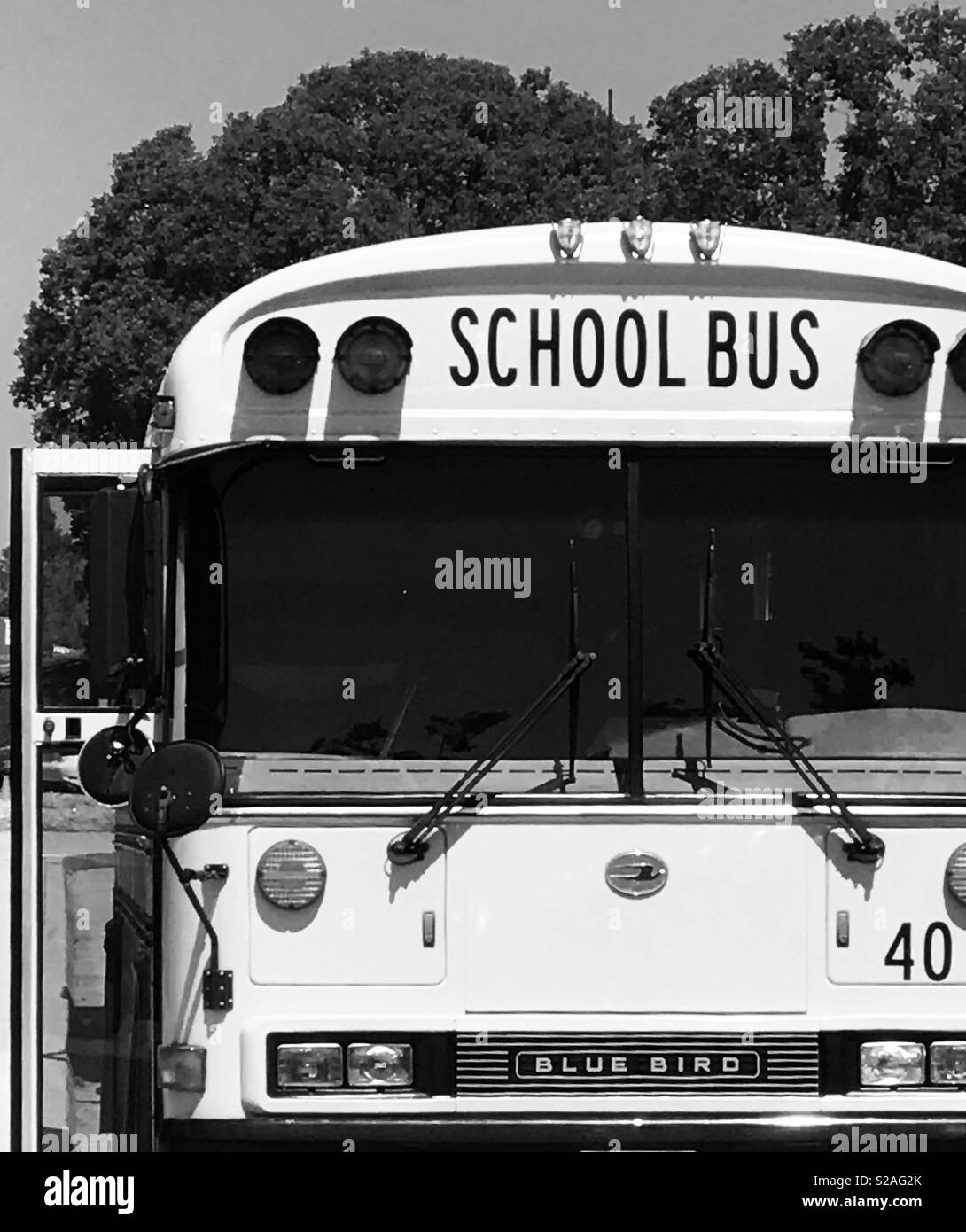 Retro bus escolar en la ciudad Foto de stock