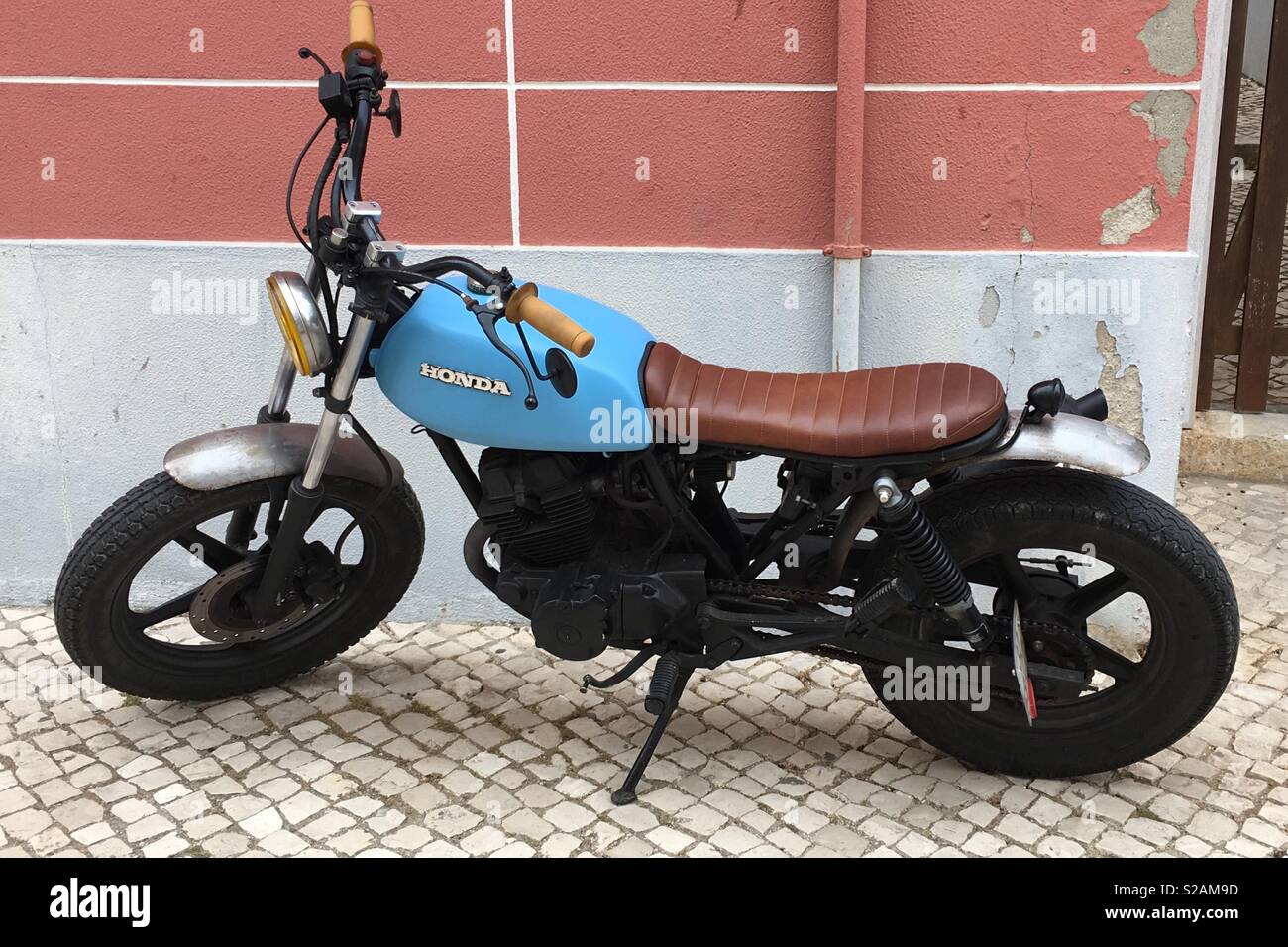 Vintage Cafe Racer moto Honda Fotografía de stock -