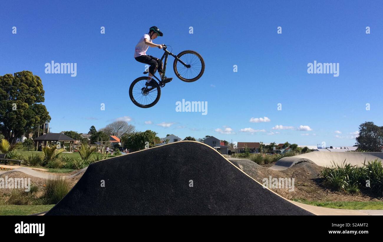 Salto de bicicleta fotografías e imágenes de alta resolución - Alamy