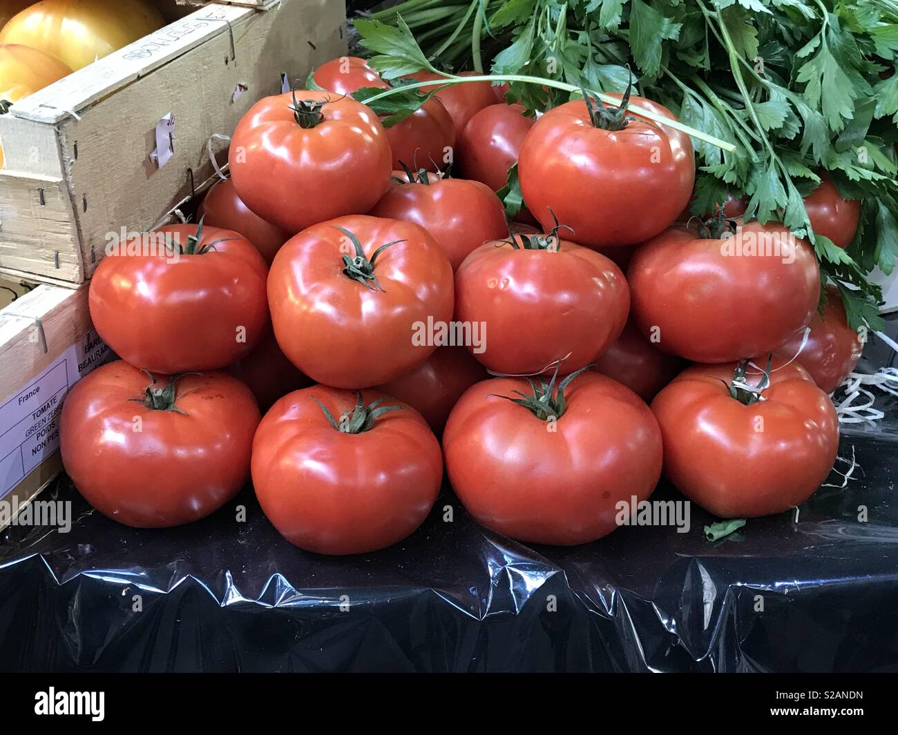 Los tomates apiladas Foto de stock