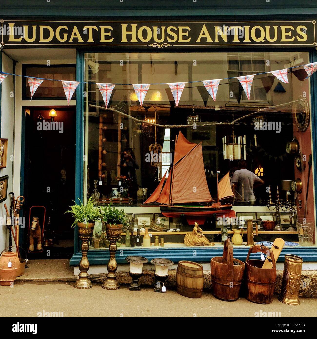 Casa Ludgate tienda de antigüedades, Falmouth con barco en la ventana. Foto de stock