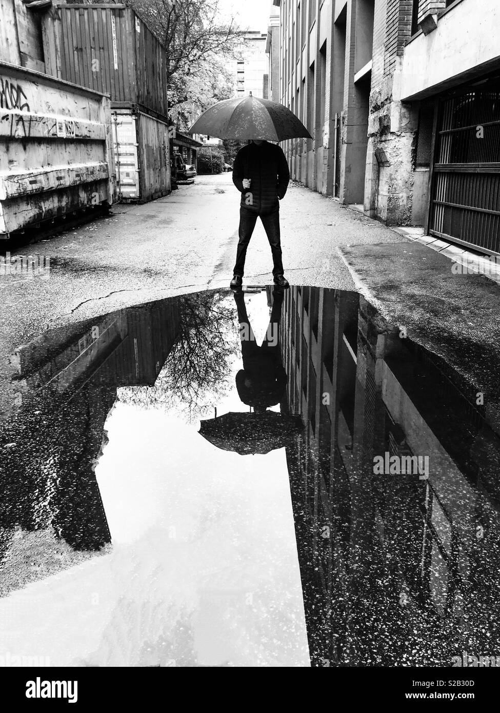 El hombre paraguas Imágenes de stock en blanco y negro - Alamy