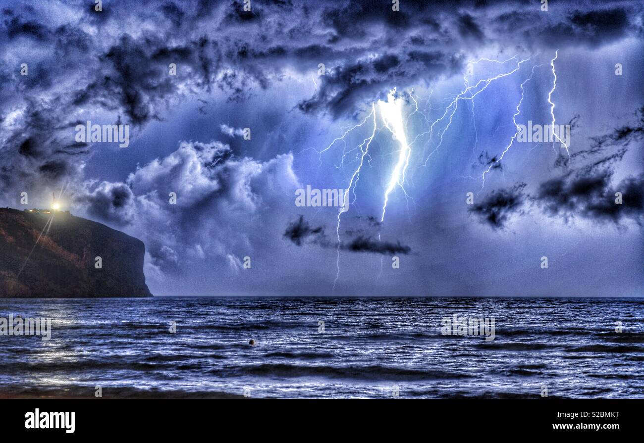 Tormenta Electrica Con Horqueta De Relampagos Sobre El Mar Fotografia De Stock Alamy