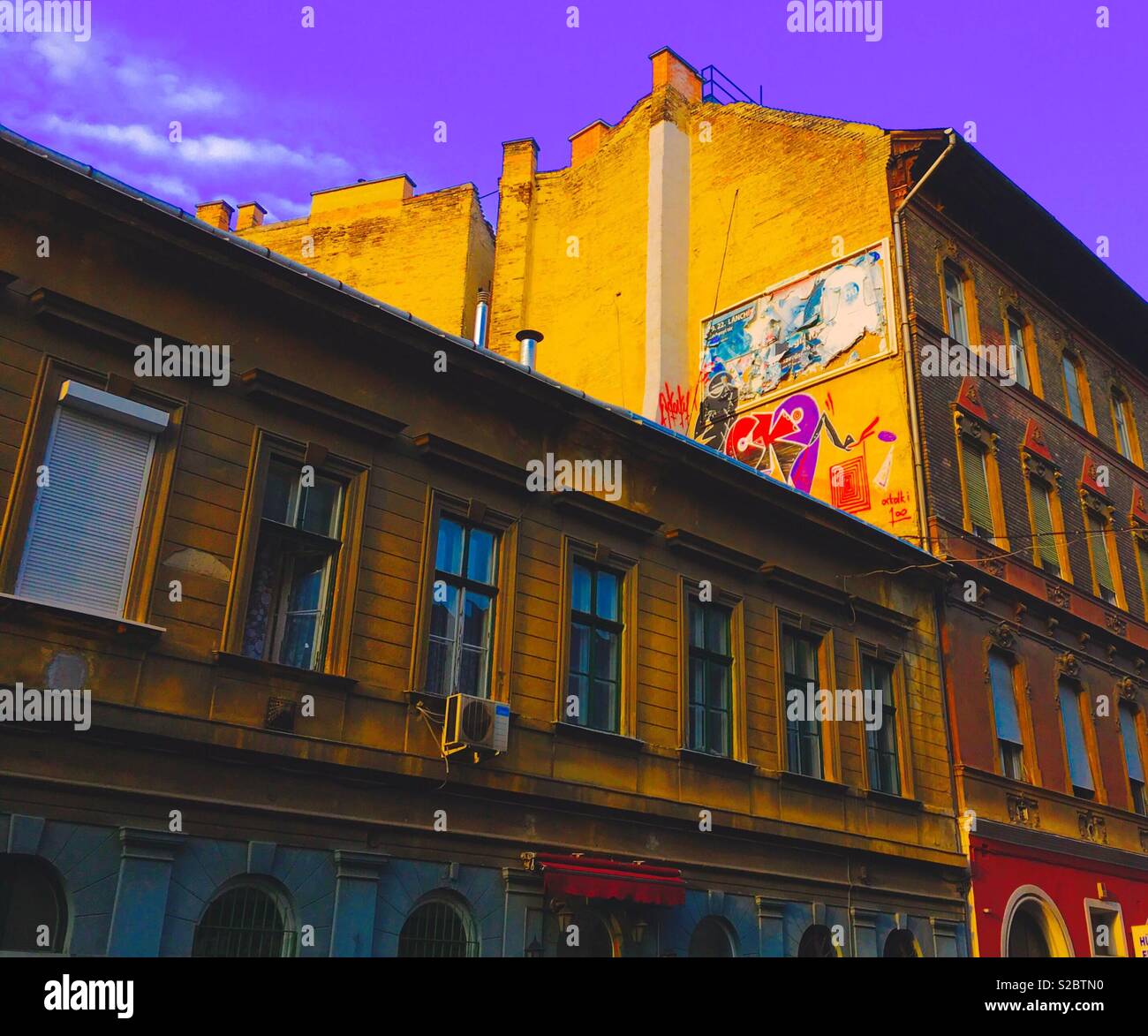 Cielo púrpura, edificios de Budapest Foto de stock