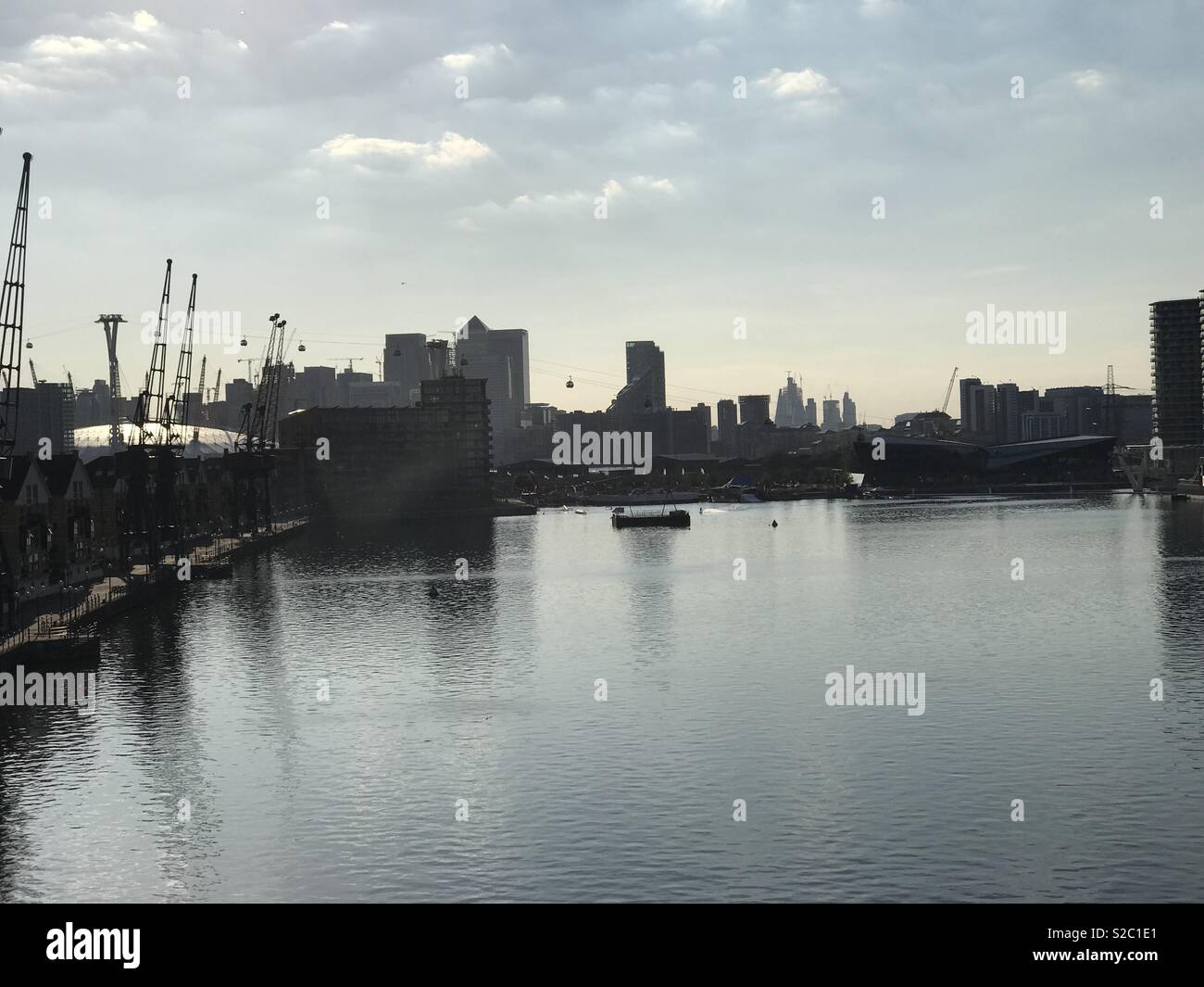 El horizonte de la ciudad de Londres desde una posición elevada. Vista de la Shard, el pepinillo, en el centro de Londres y de los teleféricos. También hay grúas y el río Támesis y a Canary Wharf y el O2 está a la izquierda Foto de stock