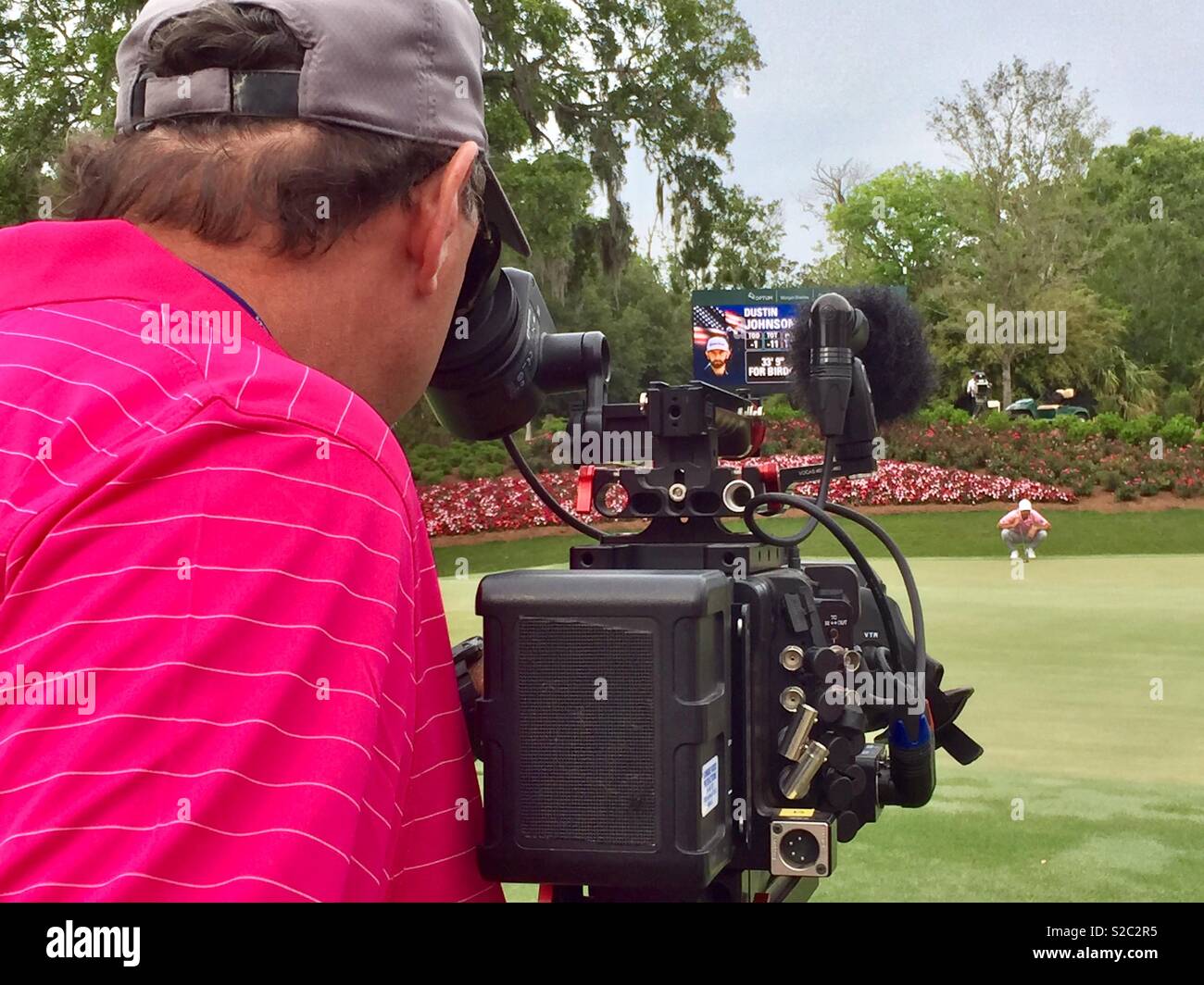 Cámaras filmando a los Jugadores 2018 Campeonato en Ponte Vedra Beach, Florida como golfista Dustin Johnson líneas arriba su disparo. Foto de stock