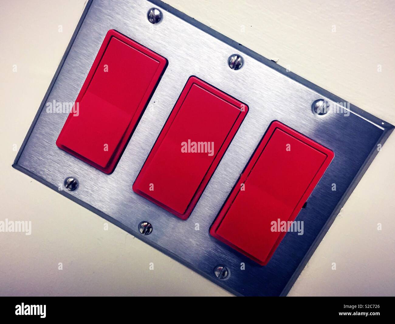 Interruptor de luz comercial con tres rockers los interruptores on/off,  EE.UU Fotografía de stock - Alamy