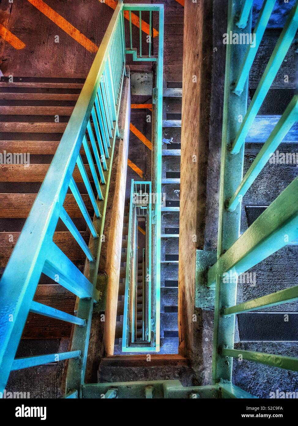 Mirando hacia abajo escalera industrial en garaje Foto de stock